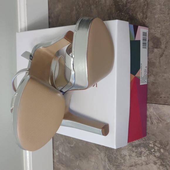 Silver heels (never worn) - Picture 8 of 8